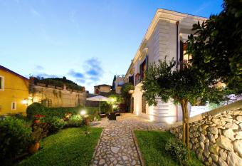 Hotel Continental allows 18 year olds to book a room