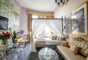 X Hotel Brunswick Square has Balcony rooms