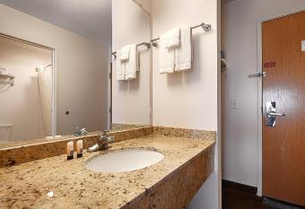 Spark by Hilton West Coxsackie has rooms with a private hot tub