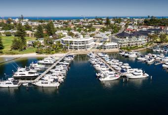 Pier 21 Apartment Hotel Fremantle has Balcony rooms
