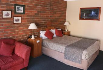 Bendigo Haymarket Motor Inn has rooms with a private hot tub