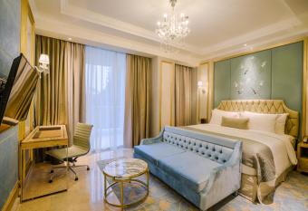 Art Deco Luxury Hotel & Residence has rooms with a private hot tub