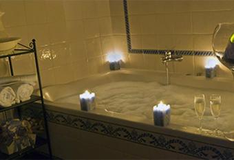 Los Bronces has rooms with a private hot tub