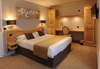 H  tel Du Midi Paris Montparnasse has rooms with a private hot tub