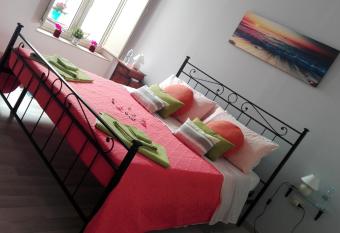 Casa Agnes (Locazione breve) allows 18 year olds to book a room