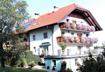 Pension Waldhof allows 18 year olds to book a room