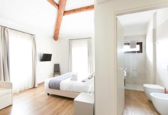 Garda Relais has Balcony rooms