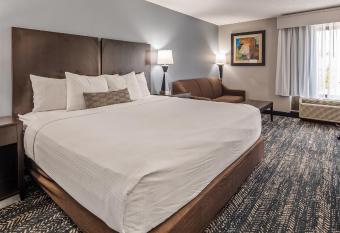 Best Western Inn Florence has rooms with a private hot tub