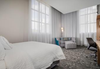 Courtyard By Marriott Niagara Falls has rooms with a private hot tub