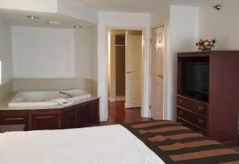 Wingate by Wyndham Indianapolis Airport-Rockville Rd. has rooms with a private hot tub
