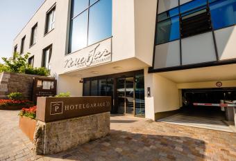 Hotel Neues Tor allows 18 year olds to book a room