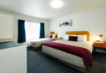 Amber Court Motel has rooms with a private hot tub