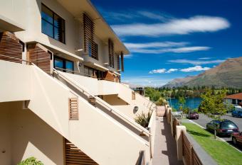 Garden Court Suites & Apartments has Balcony rooms