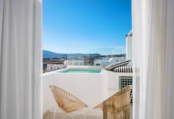 Astro Palace Hotel & Suites has rooms with a private hot tub