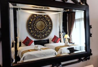 Villa Sirilanna Hotel has rooms with a private hot tub