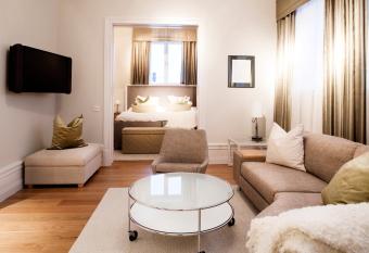 Hotel Villa Anna has rooms with a private hot tub