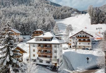 Piccolo Hotel Claudia No Pets allows 18 year olds to book a room