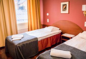 Kes  hotelli Aurora allows 18 year olds to book a room