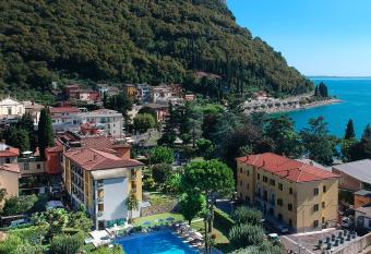 Regina Adelaide Hotel & SPA has Balcony rooms