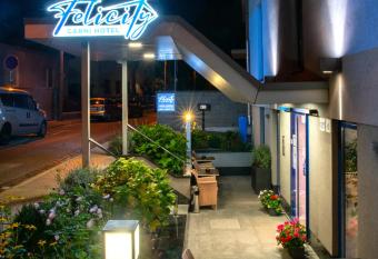 Felicity Garni Hotel allows 18 year olds to book a room