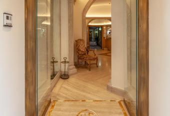 Hotel Flavia allows 18 year olds to book a room