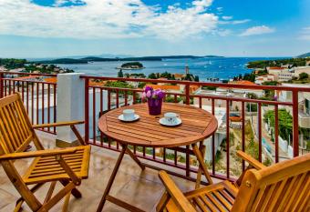 Apartments Ivusic has Balcony rooms