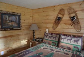 Rowe's Adirondack Cabins of Schroon Lake has Balcony rooms
