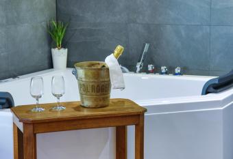 Suites Residences Spa has rooms with a private hot tub