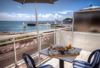 Les Rochers has Balcony rooms
