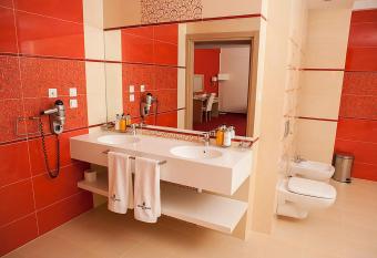 Grape Town Hotel - Park79 allows 18 year olds to book a room