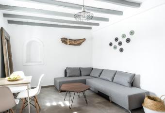 White and Grey has rooms with a private hot tub