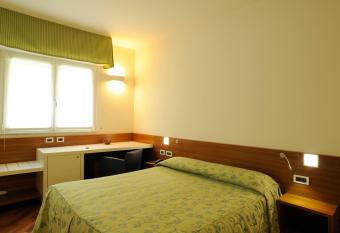 Hotel Le Roi has rooms with a private hot tub