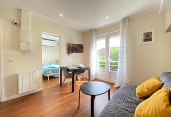 Appart Village Jouy Les Metz has Balcony rooms