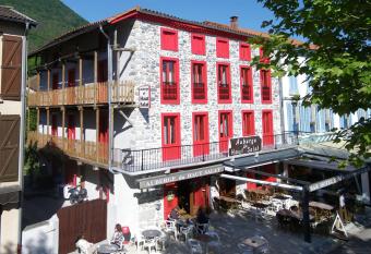 Auberge du Haut Salat allows 18 year olds to book a room