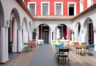 H  tel De Paris allows 18 year olds to book a room