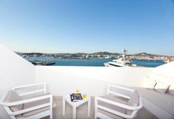 Ryans La Marina has Balcony rooms