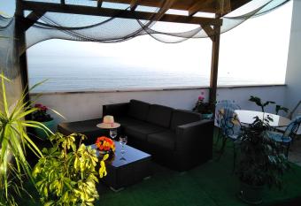 La Pecera allows 18 year olds to book a room