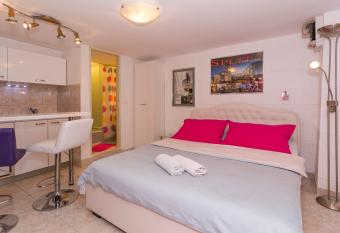 Studio Varos has Smoking rooms