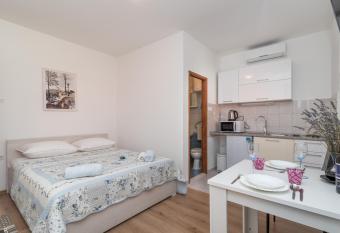 Studio Apartment Coce allows 18 year olds to book a room