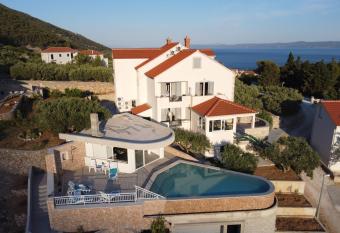 Villa Franka with swimming pool has Balcony rooms