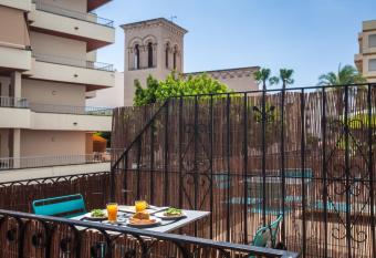 Ten Hostel has Balcony rooms