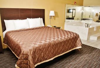 Winchester Inn & Suites Humble / IAH / Houston Northeast has rooms with a private hot tub