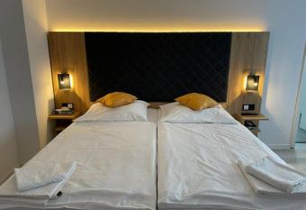 Hotel & Restaurant Bella Italia allows 18 year olds to book a room