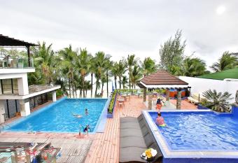 Crown Regency Beach Resort has Balcony rooms