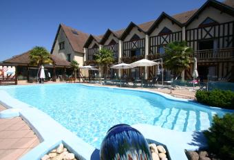 Logis Le Clos Deauville Saint Gatien has Balcony rooms