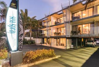 Sea Spray Suites - Heritage Collection allows 18 year olds to book a room