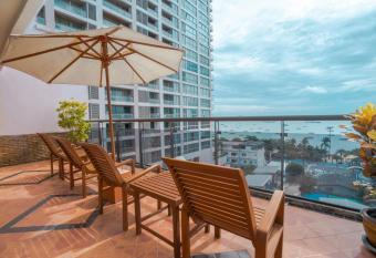 Mike Beach Resort has Balcony rooms