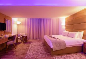 Royal Maadi Hotel allows 18 year olds to book a room