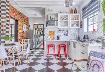 The Bedford Manor has Balcony rooms