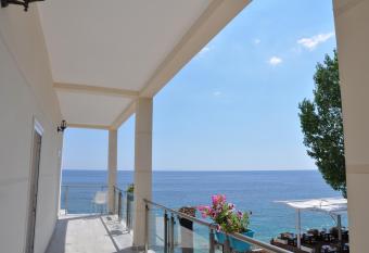 Guesthouse Riviera  allows 18 year olds to book a room